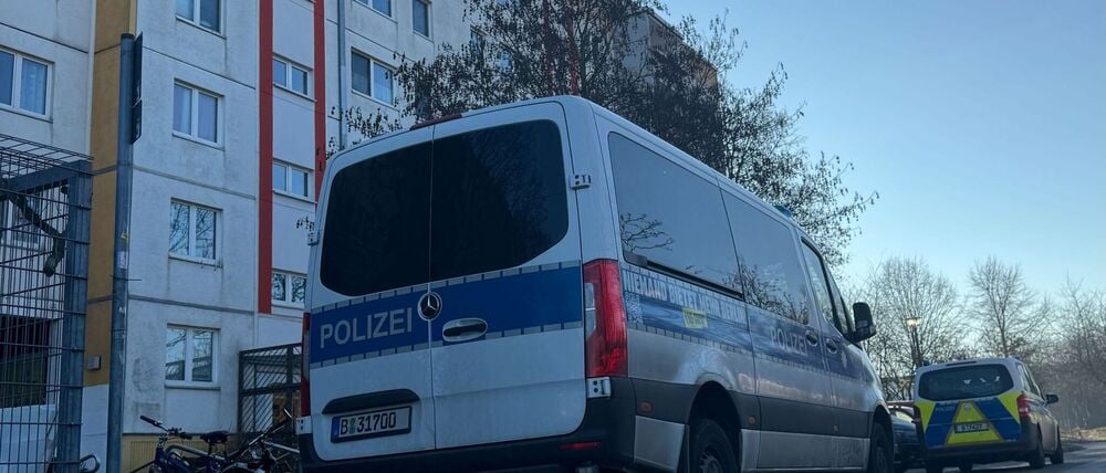 Bei einem Großeinsatz in Berlin-Hellersdorf hat die Berliner Polizei mehrere Personen festgenommen. 