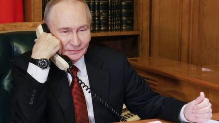 Der russische Präsident Wladimir Putin spricht am Telefon.