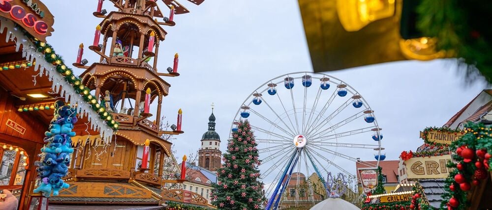 Auf dem Riesenrad beim Cottbuser Weihnachtsmarkt wird nach den Feiertagen am Samstag Job-Dating angeboten. (Archivbild)