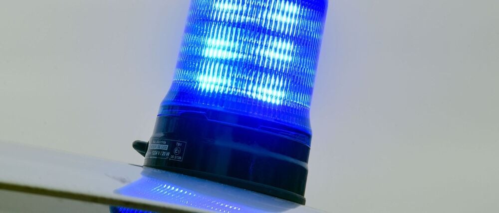 In Eberswalde endete ein Rettungseinsatz an Heiligabend mit einem Angriff: Ein Verletzter attackierte Einsatzkräfte und bedroht Polizisten. (Symbolbild)