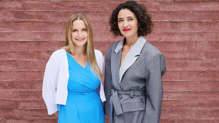 Die Geschäftsführerinnen der gegen Hass und Hetze im Internet eintretenden Organisation HateAid, Josephine Ballon (l.) und Anna-Lena von Hodenberg (r.), wurden von der US-Regierung wegen Zensur-Vorwürfen mit Einreisesperren belegt. (Archivbild)
