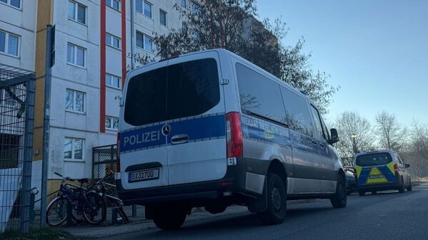 Polizeiautos stehen in einer Straße in Hellersdorf. Bei einem Großeinsatz der Polizei in Berlin-Hellersdorf ist ein Mann durch einen Schuss aus einer Polizeiwaffe verletzt worden. 