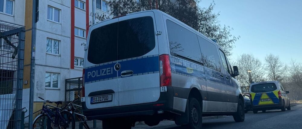 Polizeiautos stehen in einer Straße in Hellersdorf. Bei einem Großeinsatz der Polizei in Berlin-Hellersdorf ist ein Mann durch einen Schuss aus einer Polizeiwaffe verletzt worden. 