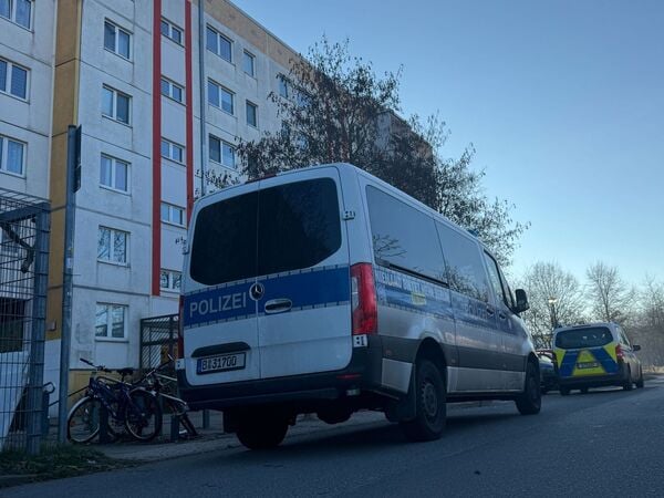 Polizeiautos stehen in einer Straße in Hellersdorf. Bei einem Großeinsatz der Polizei in Berlin-Hellersdorf ist ein Mann durch einen Schuss aus einer Polizeiwaffe verletzt worden. 
