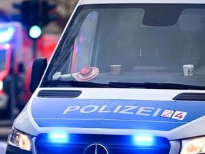 Ein Polizeiauto und ein Rettungswagen mit Blaulicht.