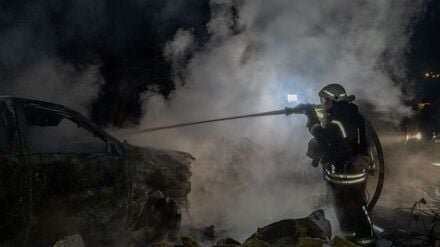 ARCHIV - 23.11.2025, Ukraine, Charkiw: Russland greift Charkiw immer wieder an. Rettungskräfte löschen ein Feuer in einem durch einen russischen Angriff beschädigten Wohngebäude. (Archivbild) (zu dpa: «Russischer Luftangriff auf Charkiw») Foto: Andrii Marienko/AP/dpa +++ dpa-Bildfunk +++