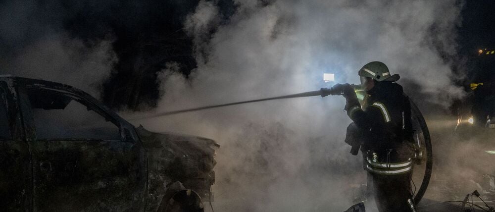 ARCHIV - 23.11.2025, Ukraine, Charkiw: Russland greift Charkiw immer wieder an. Rettungskräfte löschen ein Feuer in einem durch einen russischen Angriff beschädigten Wohngebäude. (Archivbild) (zu dpa: «Russischer Luftangriff auf Charkiw») Foto: Andrii Marienko/AP/dpa +++ dpa-Bildfunk +++