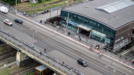 Am S-Bahnhof Warschauer Straße in Berlin-Friedrichshain gab es am zweiten Weihnachtstag einen folgenreichen Fehlalarm. (Archivbild) 