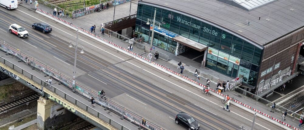 Am S-Bahnhof Warschauer Straße in Berlin-Friedrichshain gab es am zweiten Weihnachtstag einen folgenreichen Fehlalarm. (Archivbild) 