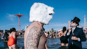 Mal anders ins neue Jahr starten – zum Beispiel mit einem Eisbad in Coney Island. 