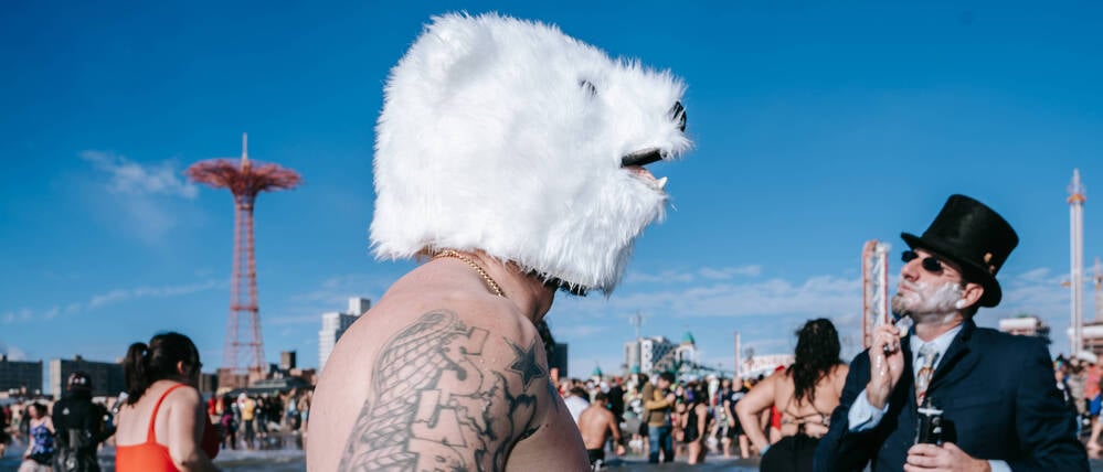 Mal anders ins neue Jahr starten – zum Beispiel mit einem Eisbad in Coney Island. 