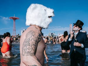 Mal anders ins neue Jahr starten – zum Beispiel mit einem Eisbad in Coney Island. 
