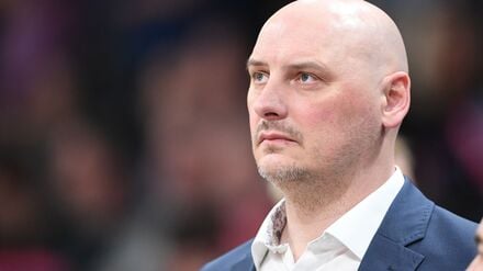 Przemyslaw Frasunkiewicz, Trainer von Rostock, verfolgt das Spiel von der Seitenlinie. (Archivbild)