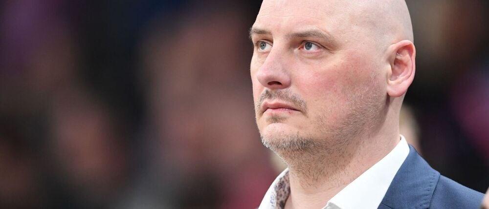 Przemyslaw Frasunkiewicz, Trainer von Rostock, verfolgt das Spiel von der Seitenlinie. (Archivbild)