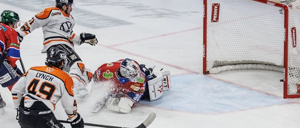 Eisbären-Goalie Jake Hildebrand kann den Wolfsburger Siegtreffer von Justin Feser nicht verhindern.