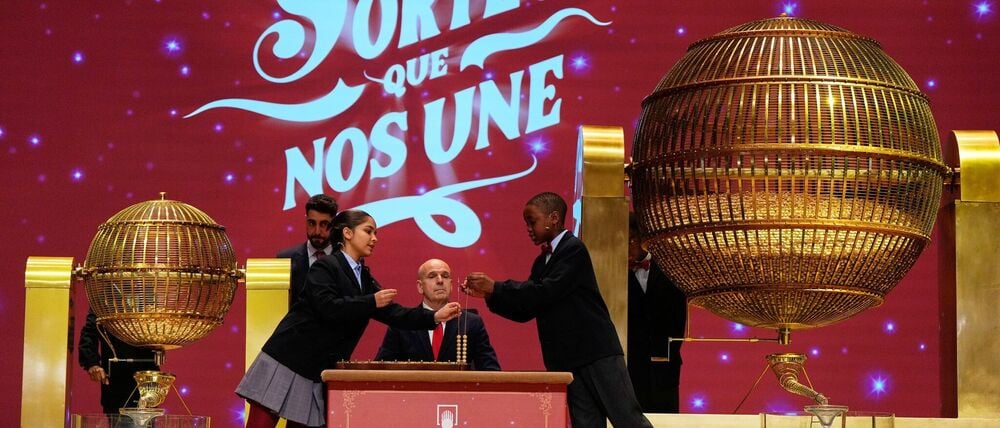 Schülerinnen und Schüler stehen im Mittelpunkt der Zeremonie.