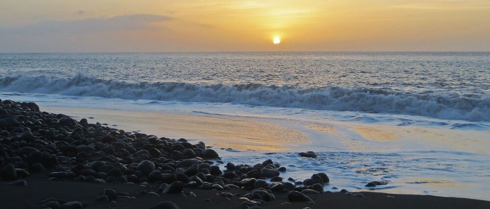 Ein junger Deutscher steht im Verdacht, seine Familie im Urlaub auf Kap Verde umgebracht zu haben. 