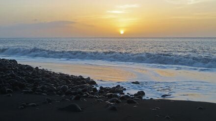 ARCHIV - 08.03.2018, Kap Verde, ---: Sonnenuntergang in Tarrafal, Kap Verde. (zu dpa: «Deutscher soll seine Familie auf Kap Verde getötet haben») Foto: Bernadette Olderdissen/dpa-tmn +++ dpa-Bildfunk +++