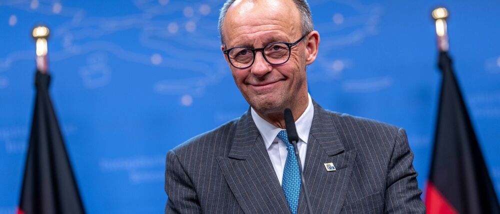Der Vorsitzende der Deutschen Knigge-Gesellschaft, Clemens Graf von Hoyos, hat Bundeskanzler Friedrich Merz für seine guten Manieren gelobt. (Archivbild)