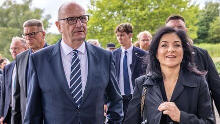 Brandenburgs Ministerpräsident Dietmar Woidke (SPD) erhofft sich von der Bundesregierung mehr Anstrengungen zur Senkung der Stromkosten (Archivbild).