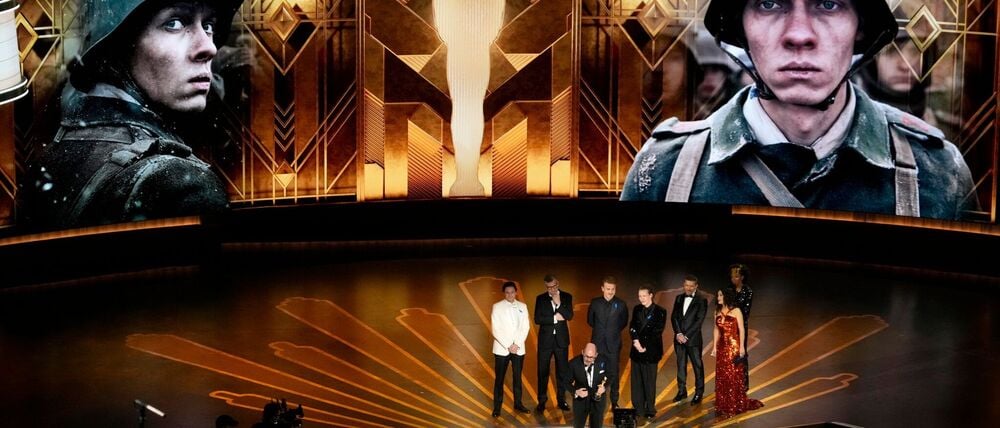 Regisseur Edward Berger (vorne) nimmt im März 2023 den Preis für „Im Westen nichts Neues“ aus Deutschland für den besten internationalen Spielfilm bei der Oscarverleihung entgegen. (Archivbild)