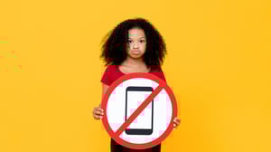 Erstmal kein Smartphone? Wenn es nach Verena Holler geht, hält sich diese junge Dame noch ein Weilchen von Social Media fern.