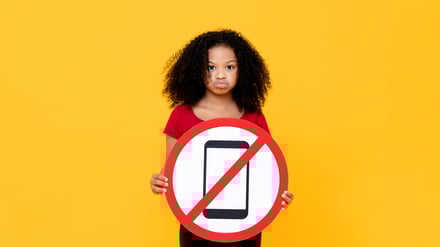 Erstmal kein Smartphone? Wenn es nach Verena Holler geht, hält sich diese junge Dame noch ein Weilchen von Social Media fern.