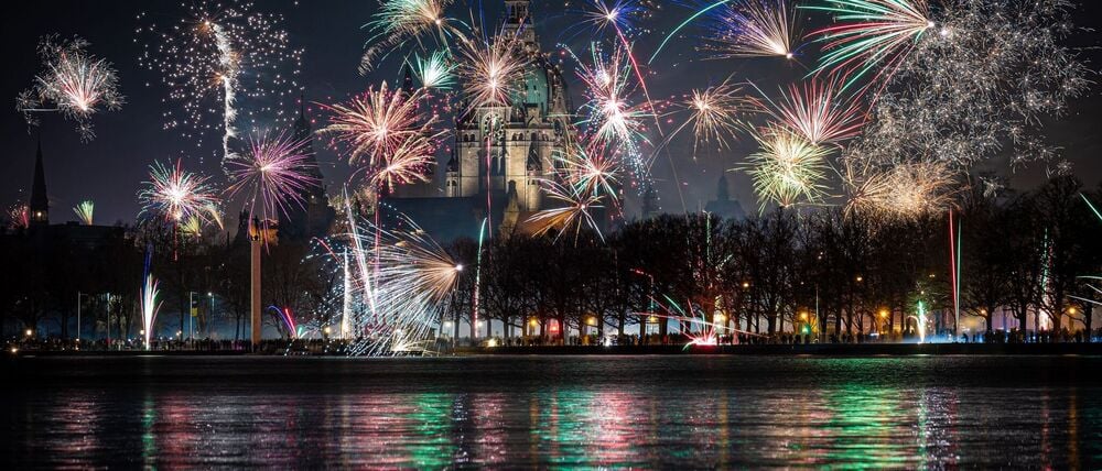 Niemand hat etwas gegen organisierte Feuerwerke an zentralen Plätzen, doch die wilde Böllerei muss untersagt werden, sagt der Präsident der Bundesärztekammer. (Archivfoto)