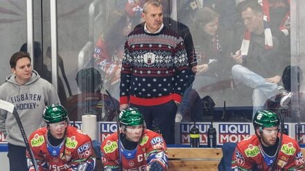 Eisbären-Coach Serge Aubin verfolgt die Heimniederlage seines Teams gegen Wolfsburg.