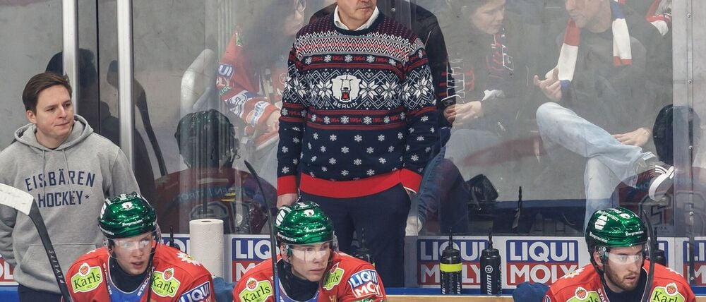 Eisbären-Coach Serge Aubin verfolgt die Heimniederlage seines Teams gegen Wolfsburg.