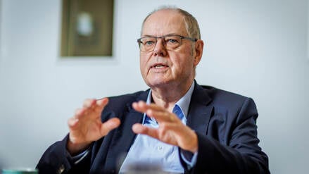 Peer Steinbrück spricht bei einem Interview.