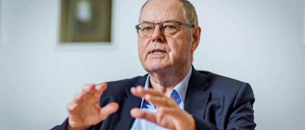 Peer Steinbrück spricht bei einem Interview.