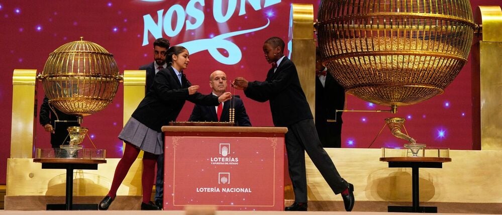 Schülerinnen und Schüler stehen im Mittelpunkt der Zeremonie. Hier bei der Ziehung der Lottozahlen im Madrider Teatro Real.
