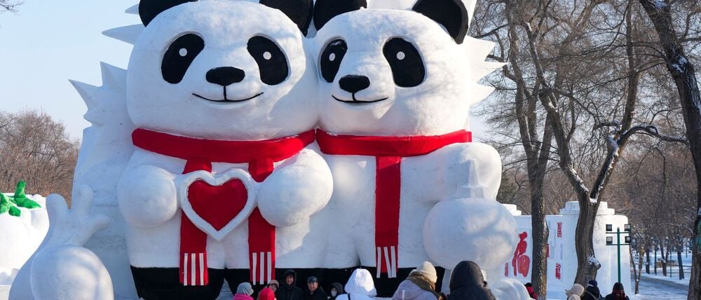 Jedes Jahr strömen Millionen von Besuchern nach Harbin, um die Schnee- und Eis-Skulpuren zu sehen. 