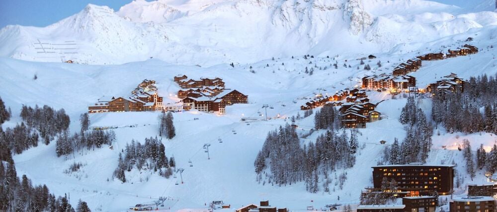 Skigebiet La Plagne im Südosten Frankreichs. Bei zwei Lawinenabgängen in den französischen Alpen gab es Tote und Verletzte. (Archivbild)