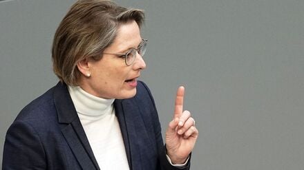 Bundesjustizministerin Stefanie Hubig ist gegen eine Klarnamenpflicht. (Archivbild)