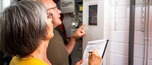 Ein Paar notiert den Stand am Stromzähler.