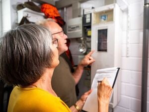 Ein Paar notiert den Stand am Stromzähler.