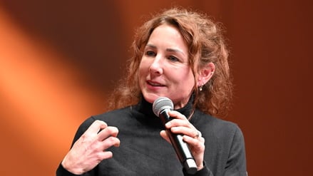 Juli Zeh spricht bei einer Veranstaltung.