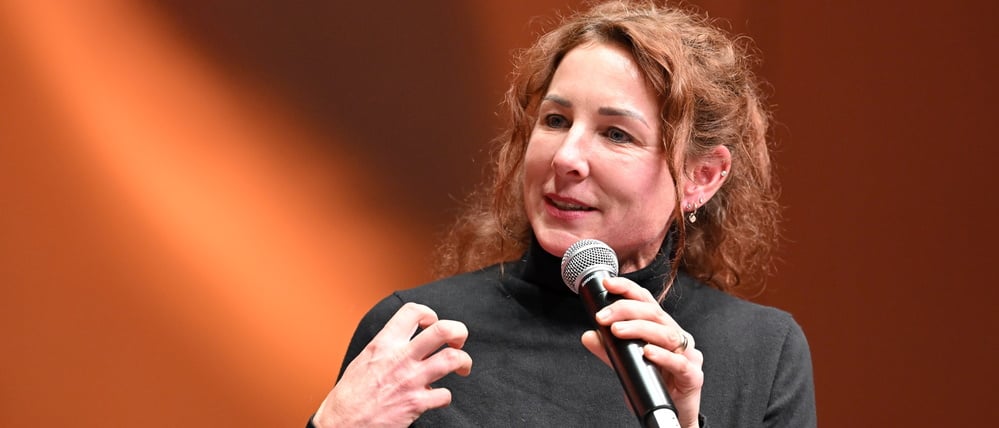 Juli Zeh spricht bei einer Veranstaltung.