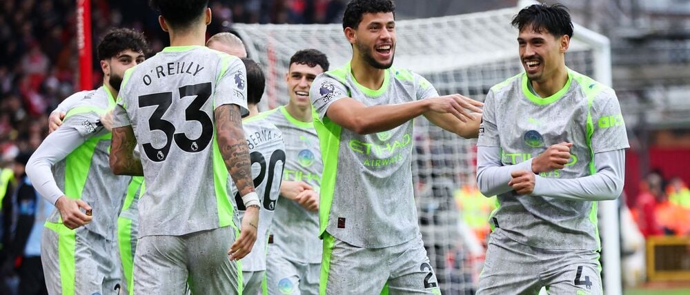 Tijjani Reijnders (r) erzielte die Führung für Manchester City.