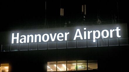 Der Schriftzug Hannover Airport, aufgenommen am frühen Morgen oberhalb der Aussichtsterrasse am Fluggastgebäude A des Flughafens (Symbolbild).