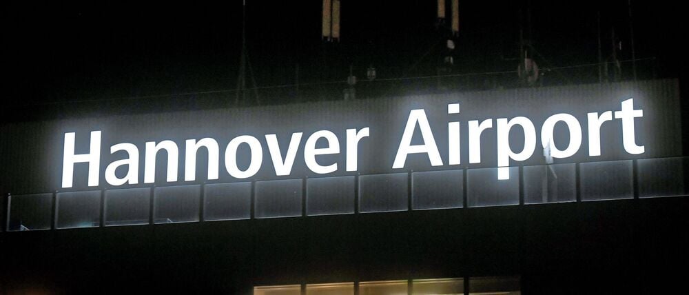 Der Schriftzug Hannover Airport, aufgenommen am frühen Morgen oberhalb der Aussichtsterrasse am Fluggastgebäude A des Flughafens (Symbolbild).
