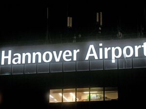 Der Schriftzug Hannover Airport, aufgenommen am frühen Morgen oberhalb der Aussichtsterrasse am Fluggastgebäude A des Flughafens (Symbolbild).