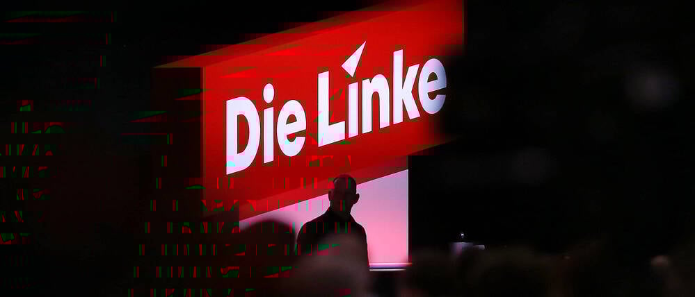 Das Logo der Partei „Die Linke“ bei einem Parteitag.