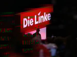 Das Logo der Partei „Die Linke“ bei einem Parteitag.