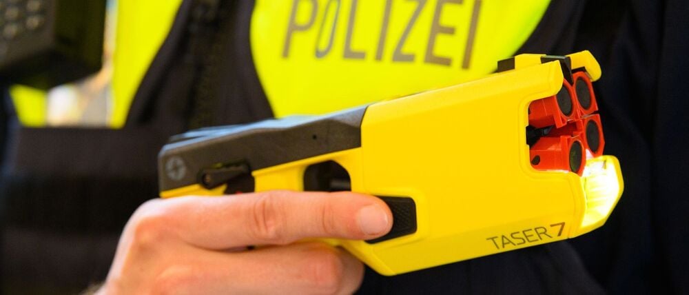 Die Brandenburger Polizei verfügt über mehrere Taser. (Symbolbild)