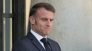 Der französische Präsident Emmanuel Macron wartet vor dem Elysee-Palast (Symbolbild).
