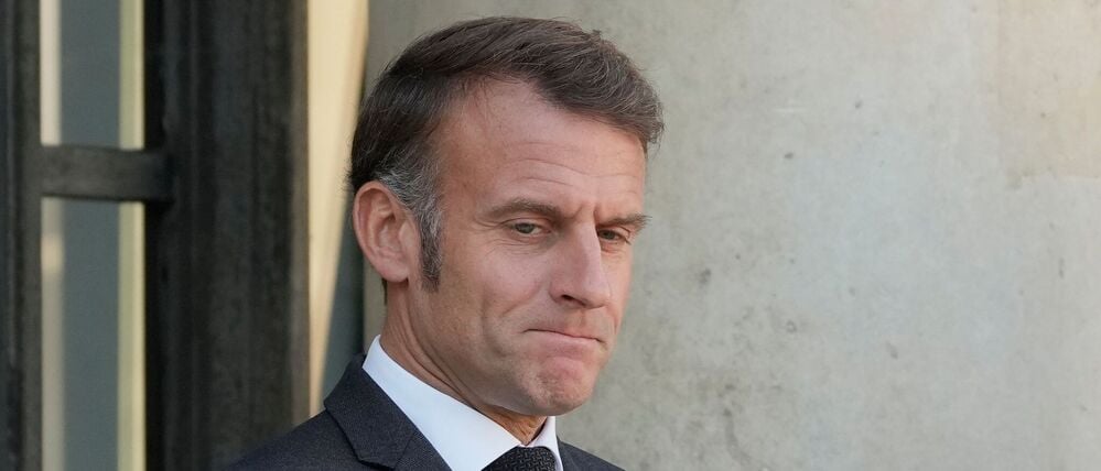 Der französische Präsident Emmanuel Macron wartet vor dem Elysee-Palast (Symbolbild).