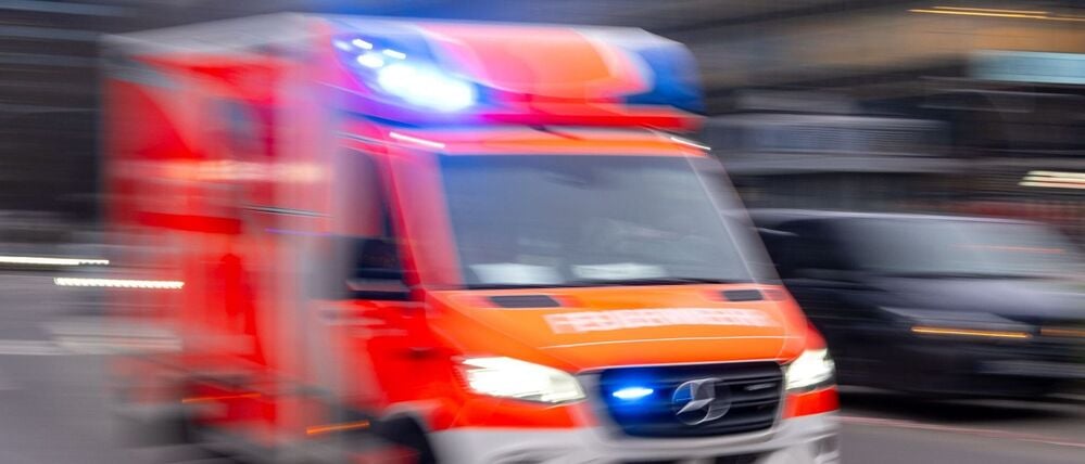 ARCHIV - 08.02.2024, Berlin: Ein Rettungswagen der Feuerwehr fährt mit Blaulicht zum Einsatz. (zu dpa: «Viele Knochenbrüche nach Stürzen – Kliniken am Limit») Foto: Monika Skolimowska/dpa +++ dpa-Bildfunk +++